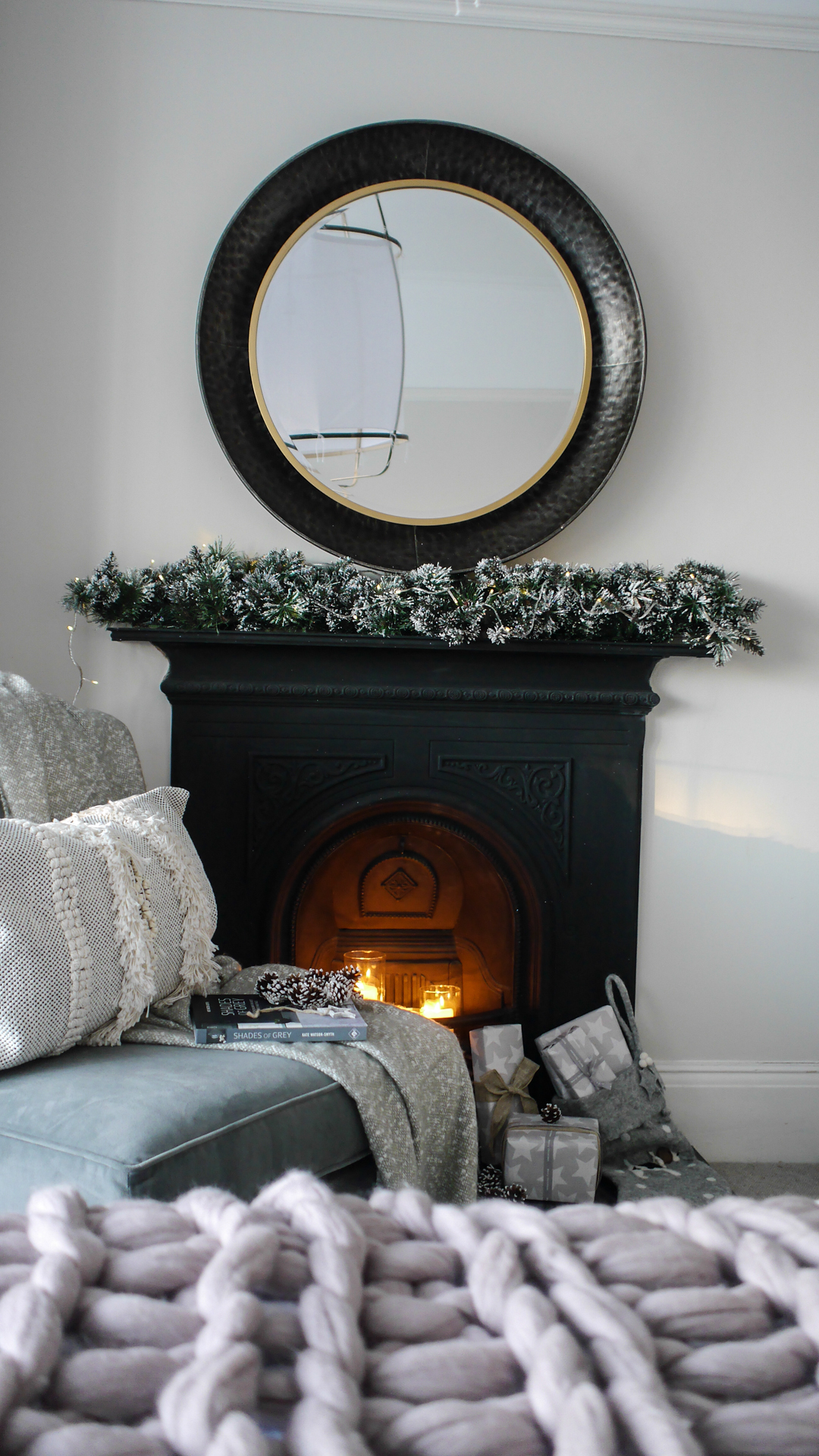Christmas decorations - a festive bedroom